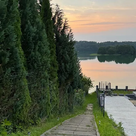 Milosz Z Widokiem Na Jezioro Zgorzale
